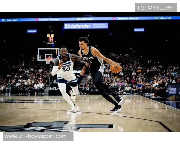 保罗现身赌城观看马刺与雷霆NBA杯半决赛引发关注