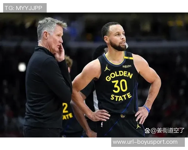 库里赛后与普尔和卢尼深情拥抱展现勇士团队精神永远的家人情谊