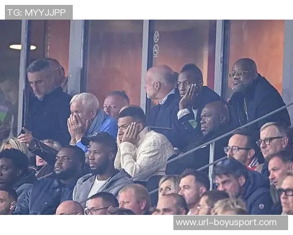 小姆巴佩绝平巴黎后模仿姆巴佩庆祝动作姆总在看台笑逐颜开 小姆巴佩绝平巴黎后模仿姆巴佩庆祝动作姆总在看台笑逐颜开