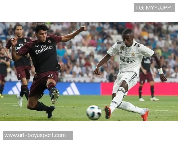 维尼修斯与女友携手米利唐夫妇共度摩纳哥假期心情愉悦庆祝国家德比胜利